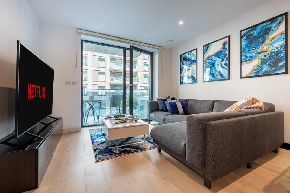 Communal lounge/ TV room, TV and multimedia, Living room, Seating area, Evening entertainment