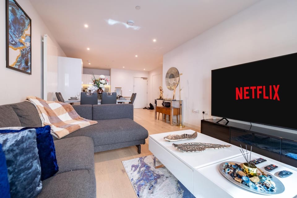 Communal lounge/ TV room, TV and multimedia, Living room, Decorative detail, Decorative detail