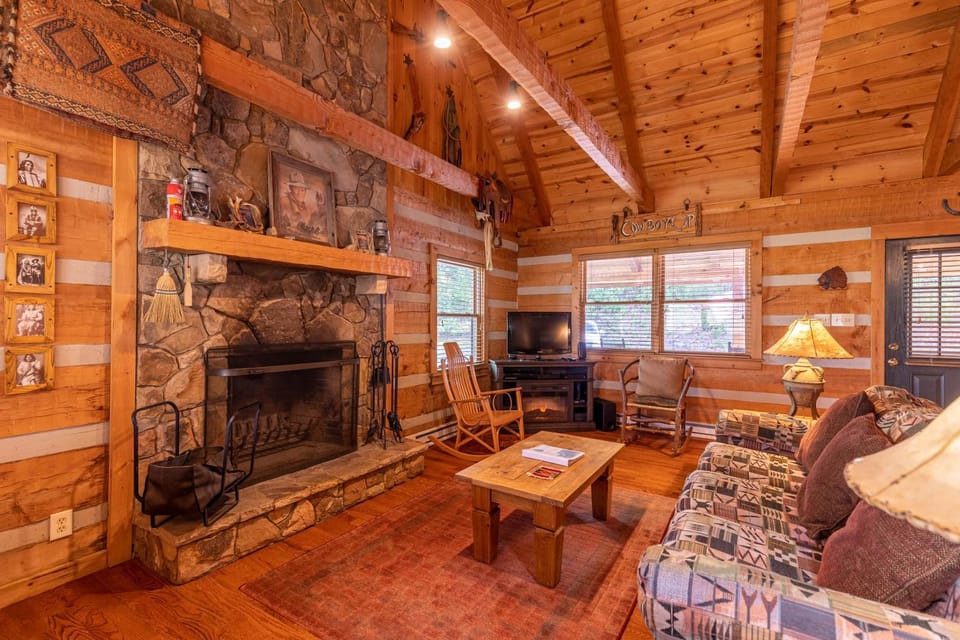 Altitude Adjustment - Seven Devils cabin with Hot Tub Pet Friendly Fireplace Cabin in Seven Devils