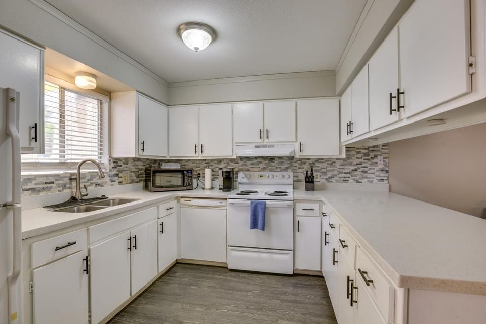 Remote Work Ready! Central Yuma Condo w/ Patio House in Yuma
