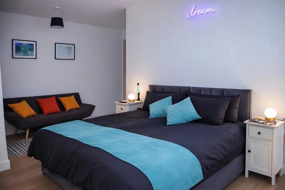 Bed, Photo of the whole room, Bedroom
