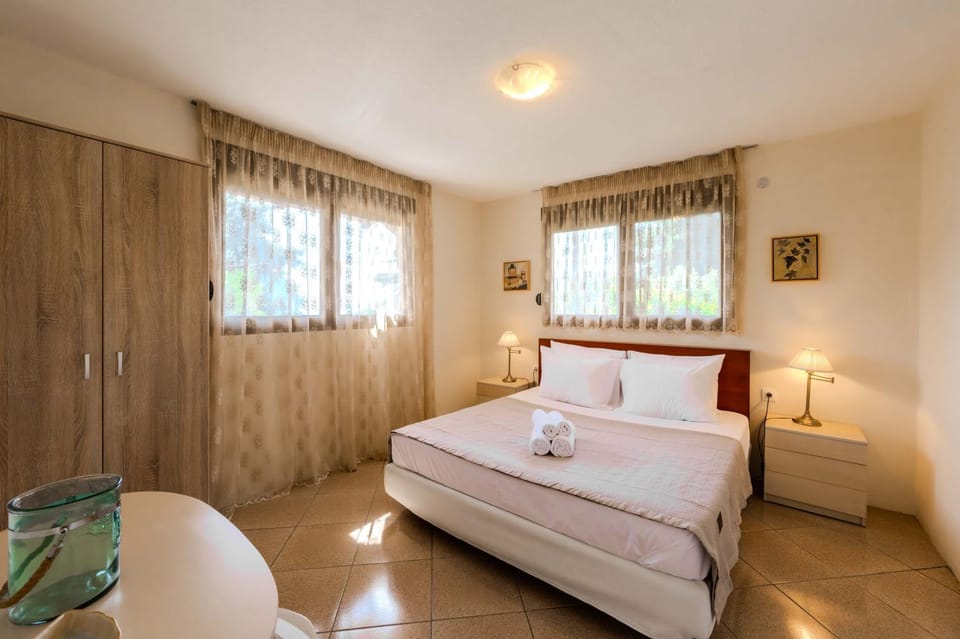 Bed, Living room, Photo of the whole room, Seating area, Bedroom