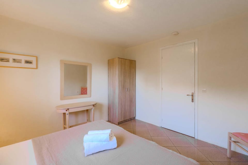 Bed, Photo of the whole room, Bedroom, towels, wardrobe