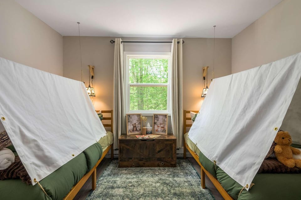 Tucked in the Woods - Jacuzzi Firepit Pooltable House in Tunkhannock Township
