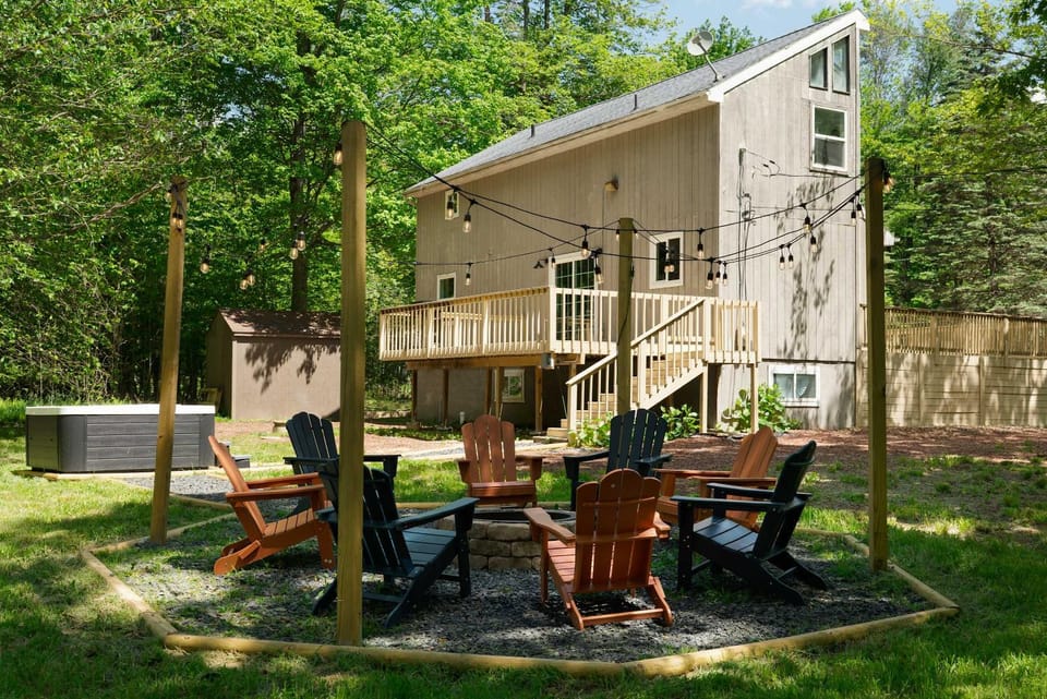 Tucked in the Woods - Jacuzzi Firepit Pooltable House in Tunkhannock Township