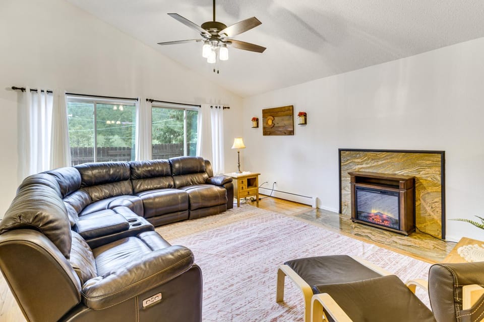 10 Mi to The Incline! Gem w/ Game Room & Fire Pit House in Cascade-Chipita Park