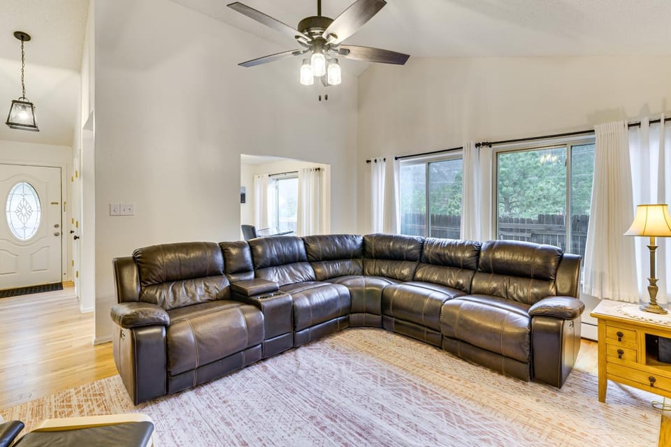 10 Mi to The Incline! Gem w/ Game Room & Fire Pit House in Cascade-Chipita Park