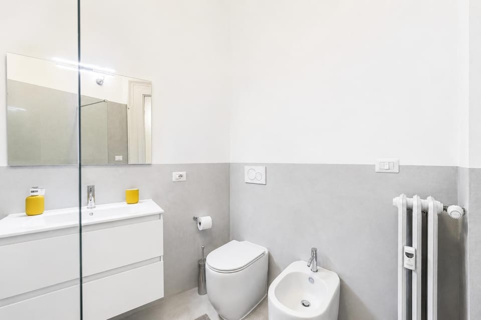 Shower, Toilet, Bathroom, bidet, towels