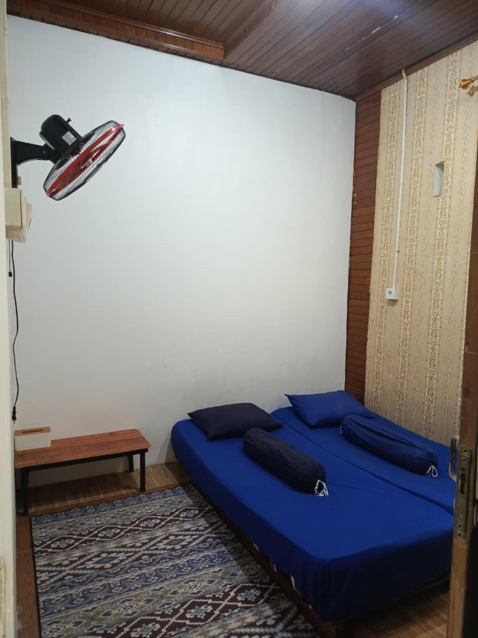 Bed, Dining area