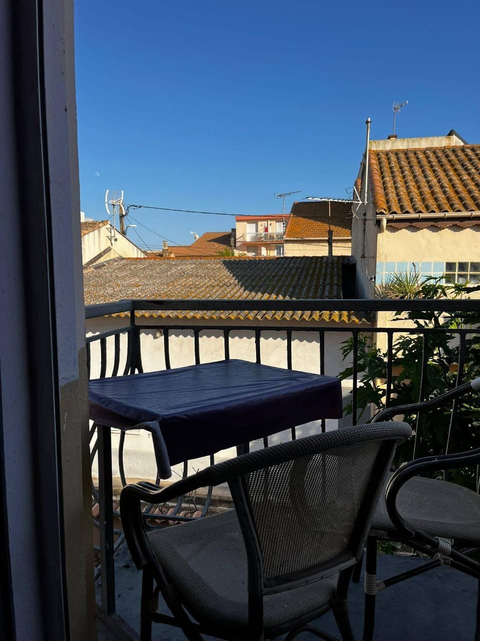 Dans 1 cadre de verdure convivial et relax, idéal mer et centre à 2 pas, jusqu'à 3 chambres triple et privées, parties communes sdb, wc, jardin Vacation rental in Occitanie