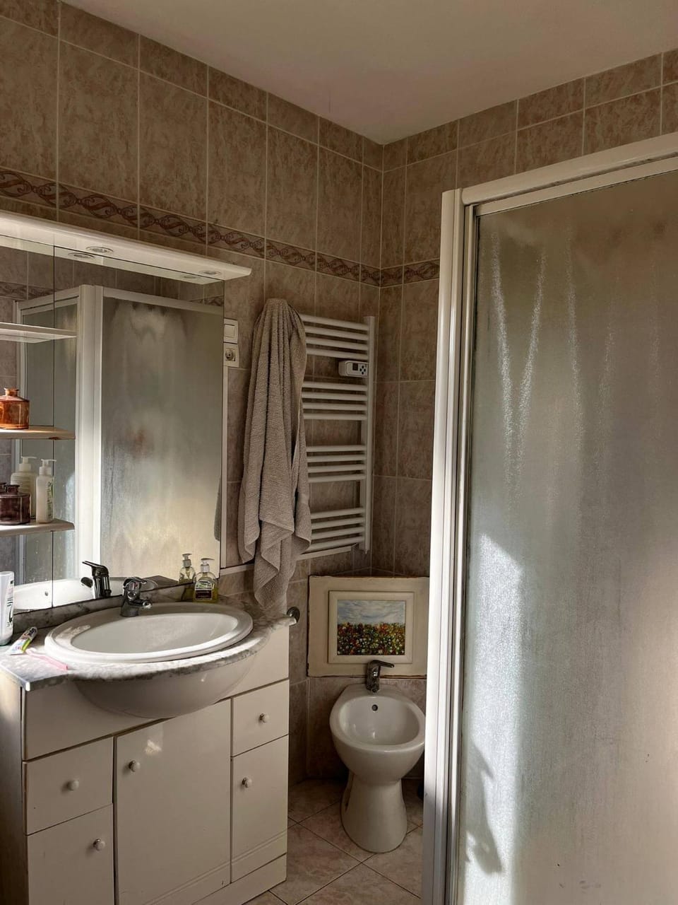 Dans 1 cadre de verdure convivial et relax, idéal mer et centre à 2 pas, jusqu'à 3 chambres triple et privées, parties communes sdb, wc, jardin Vacation rental in Occitanie