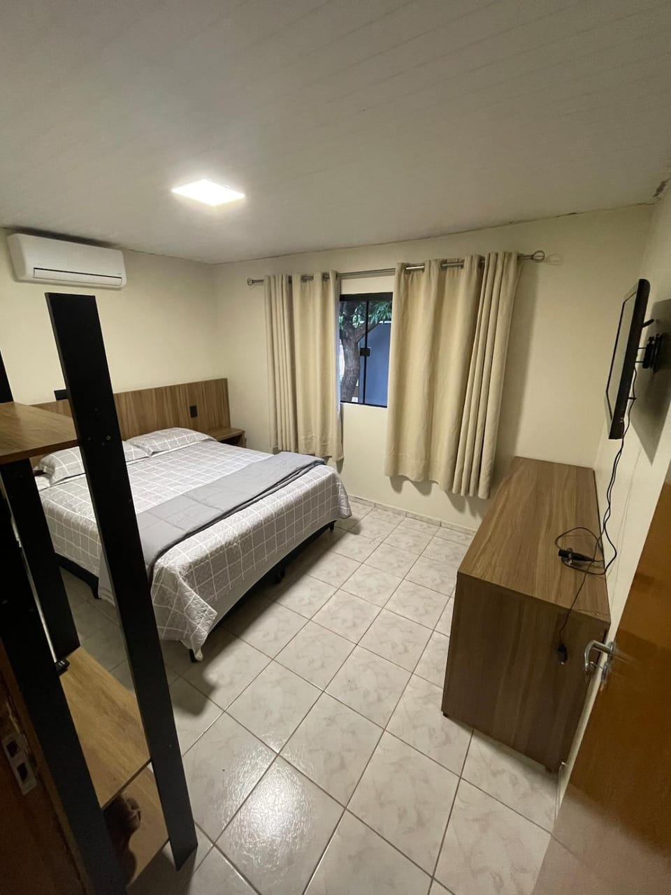 Bed, TV and multimedia, Bedroom, air conditioner