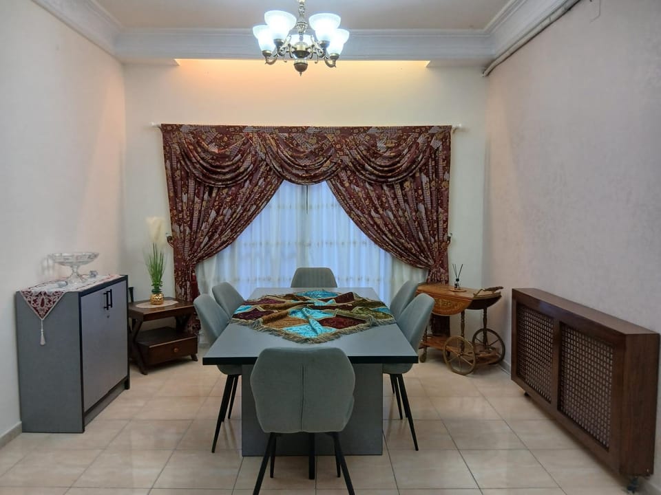 Living room, Photo of the whole room, Seating area, Dining area, Meals, Family, furniture, internet, internet