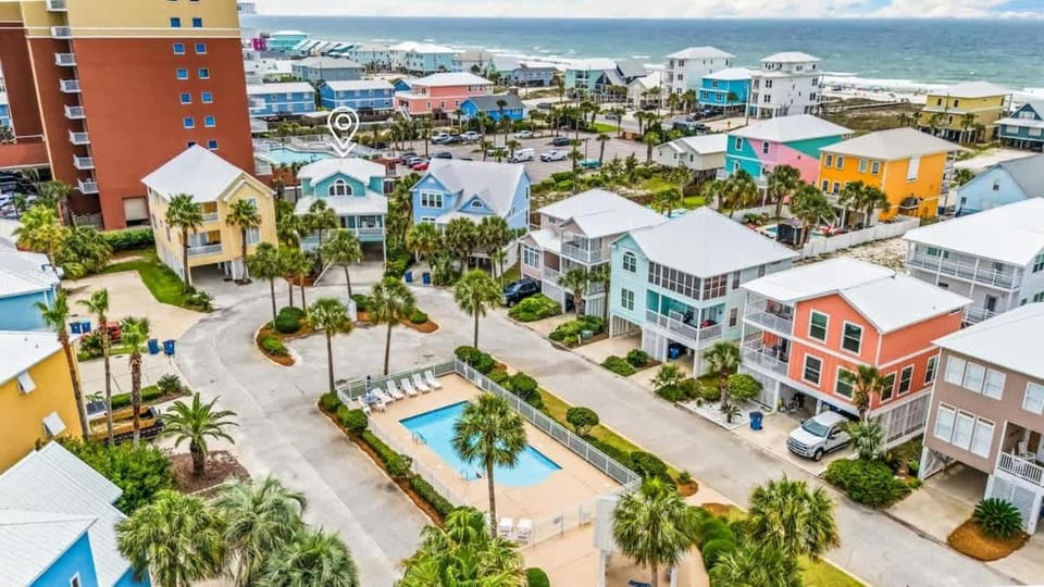 6 min walk to beach Pool Fishing Pier Sleeps 10 House in West Beach