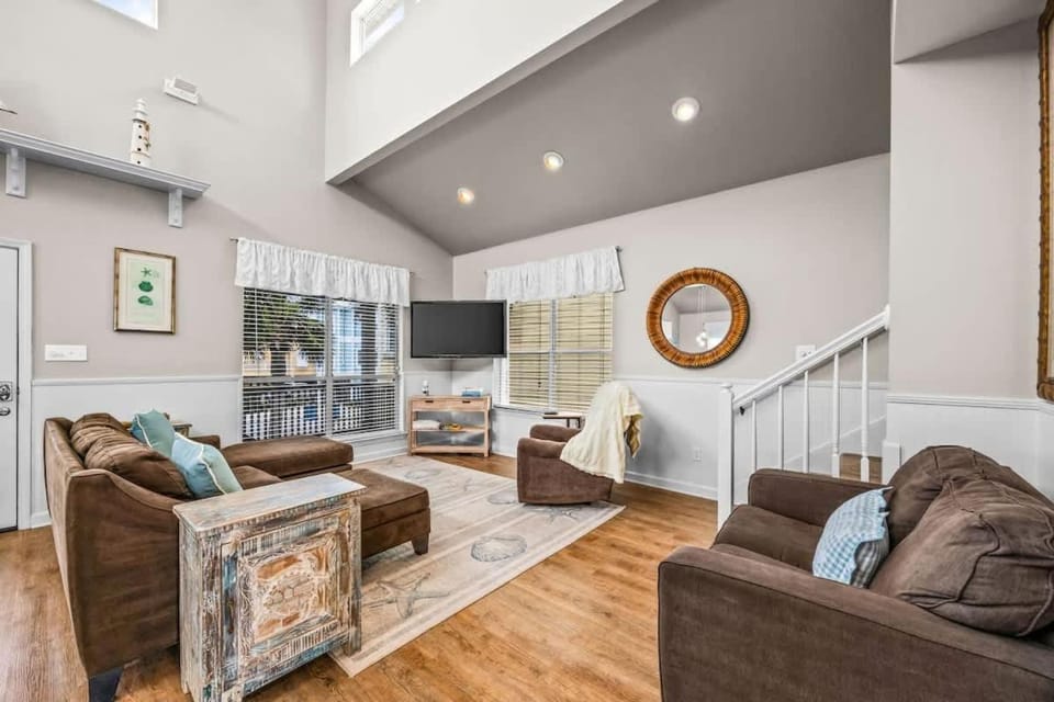 6 min walk to beach Pool Fishing Pier Sleeps 10 House in West Beach