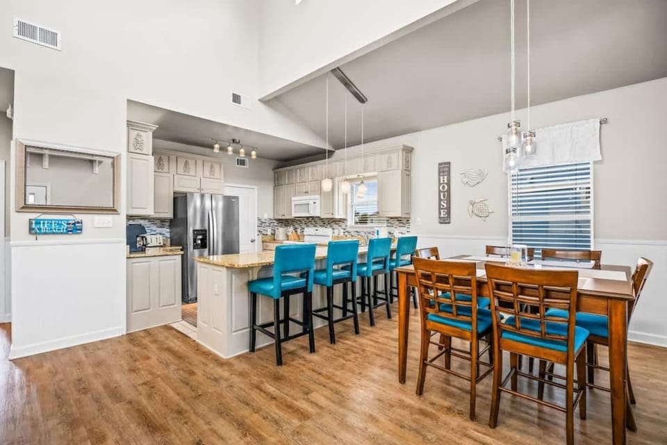 6 min walk to beach Pool Fishing Pier Sleeps 10 House in West Beach