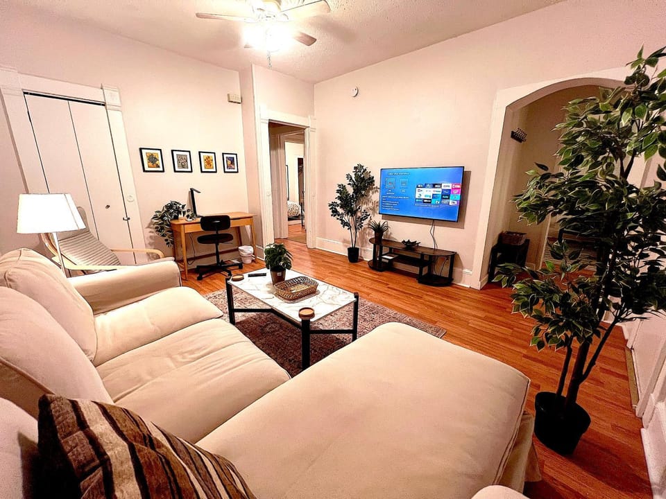 B1-1 Walk to YALE Hospital - All Rooms with AC Apartment in West Haven