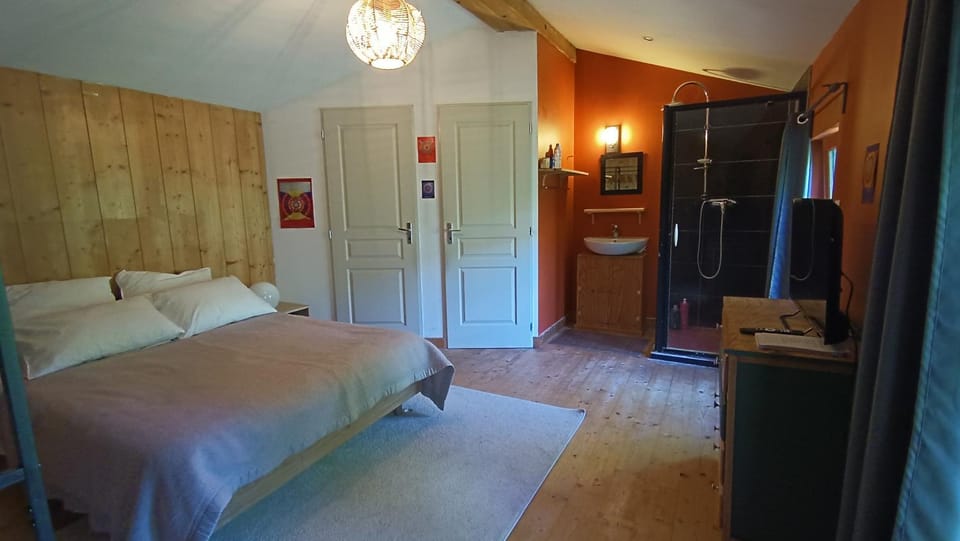 Photo of the whole room, Bedroom