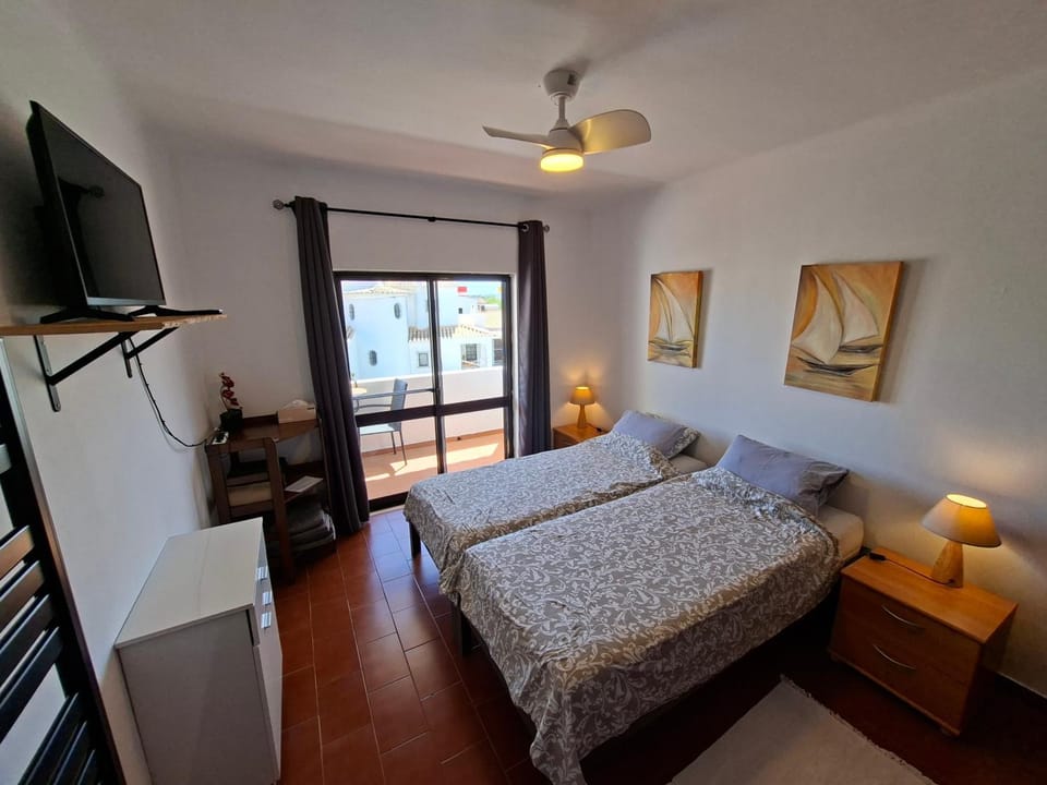 Bed, TV and multimedia, Balcony/Terrace, Bedroom
