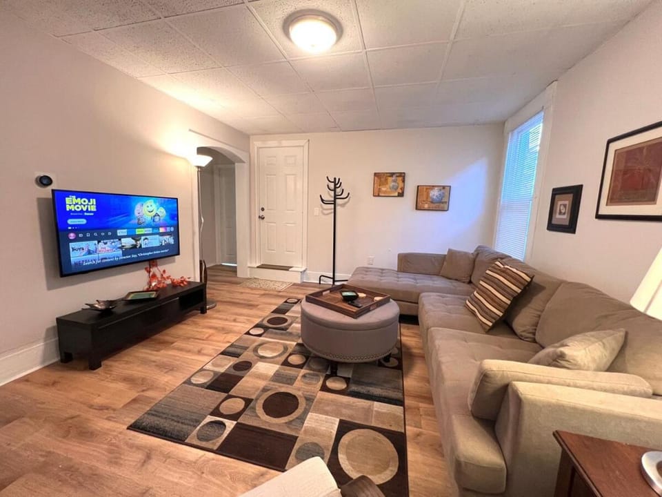 B1-2 Walk to YALE Hospital -All Rooms with AC Apartment in West Haven