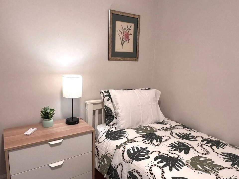 B1-2 Walk to YALE Hospital -All Rooms with AC Apartment in West Haven