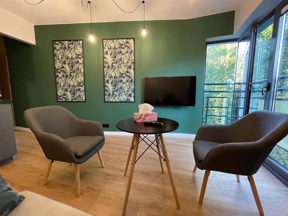 Communal lounge/ TV room, TV and multimedia, Living room, Seating area, Evening entertainment