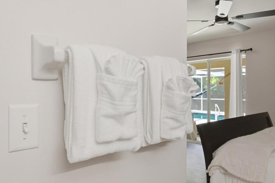 4BR Naples Retreat , Pool & Jacuzzi House in Collier County
