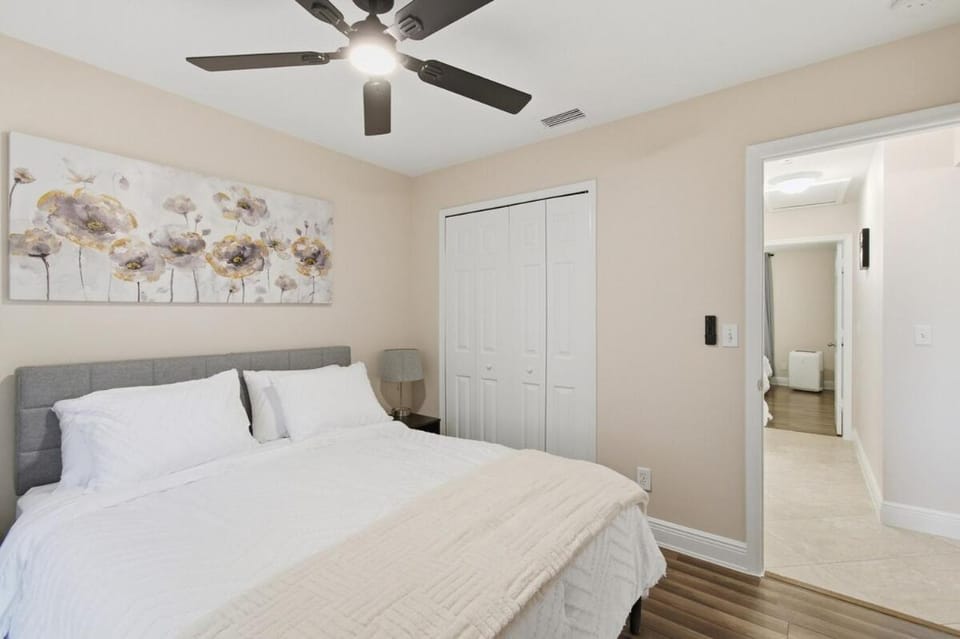 4BR Naples Retreat , Pool & Jacuzzi House in Collier County