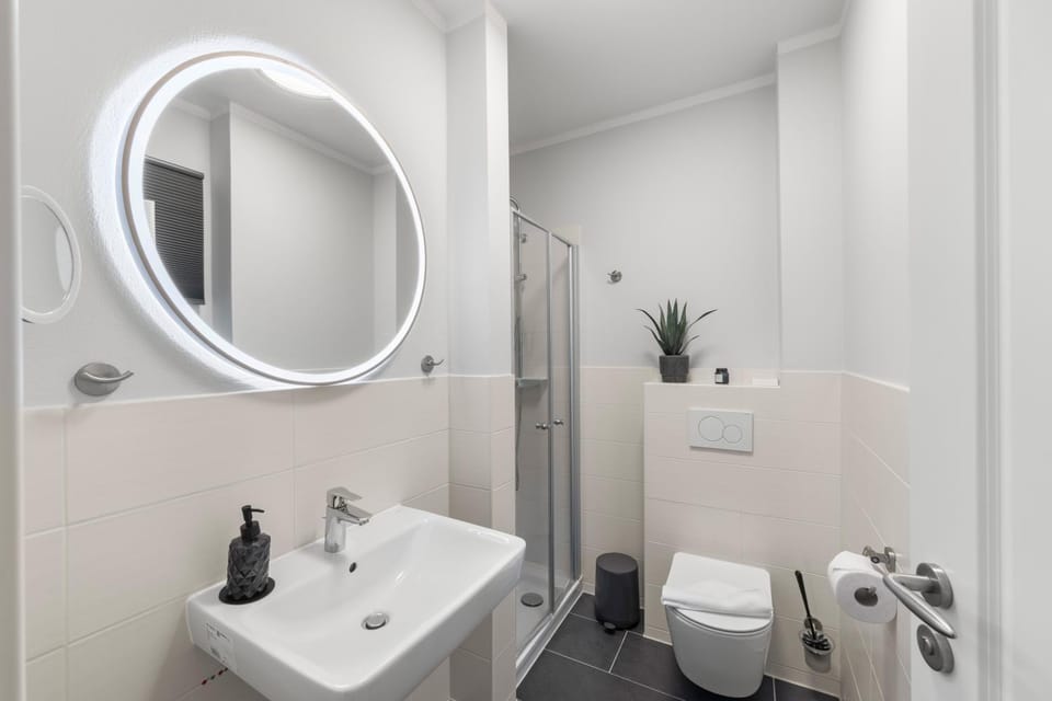 Shower, Toilet, Bathroom, towels