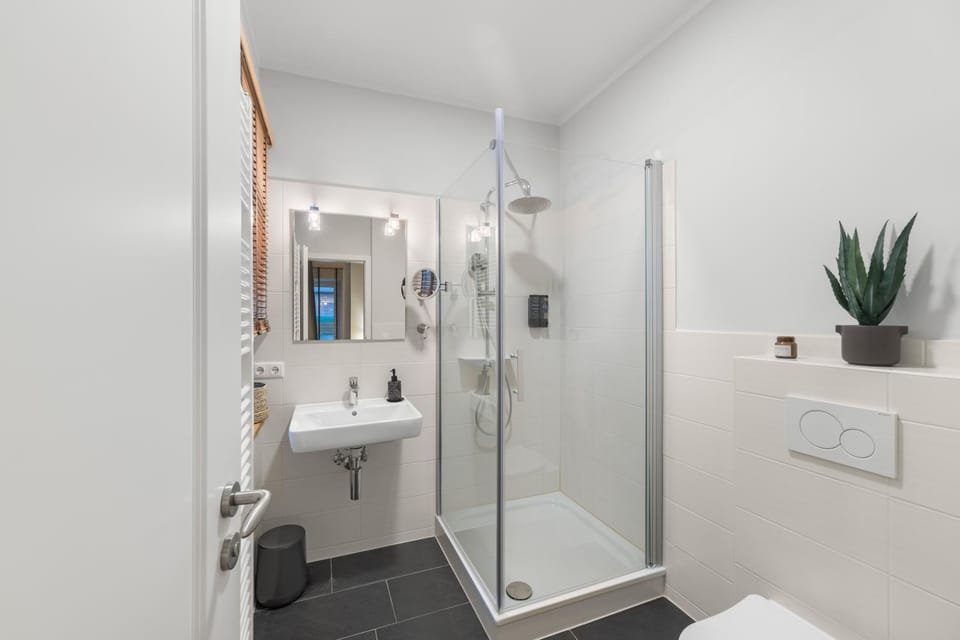 Shower, Toilet, Bathroom, towels