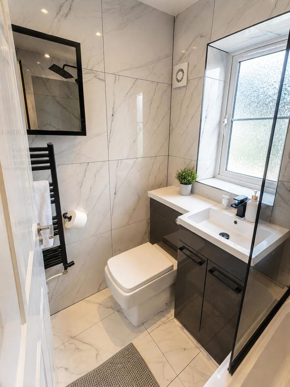 Modern Family Home, Free Parking, Garden Apartment in Huntingdonshire District