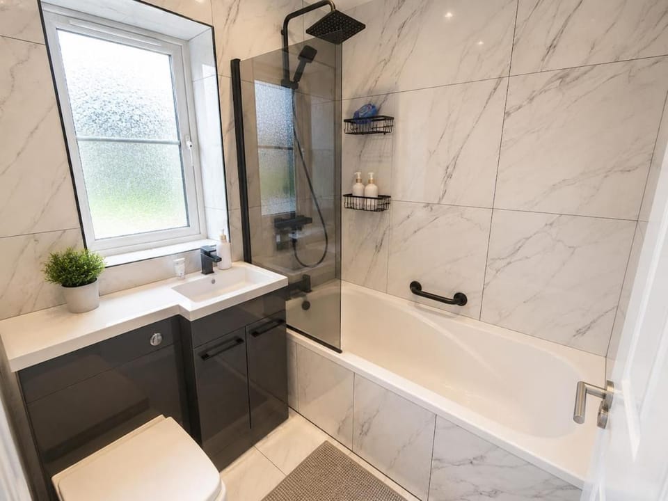 Modern Family Home, Free Parking, Garden Apartment in Huntingdonshire District