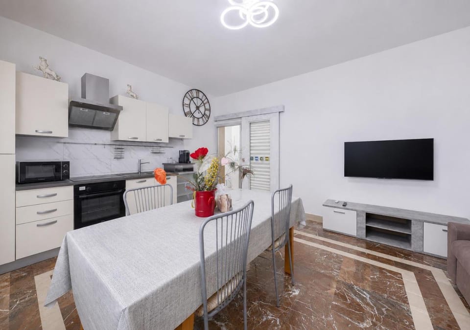 Kitchen or kitchenette, Living room, Seating area