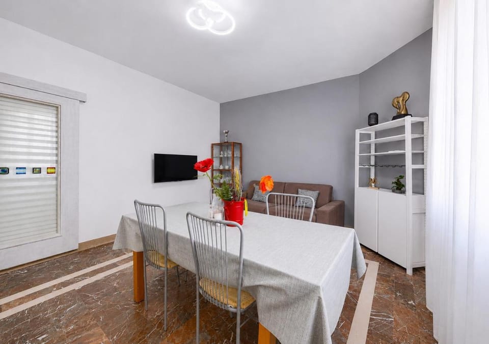 Kitchen or kitchenette, Living room, Seating area