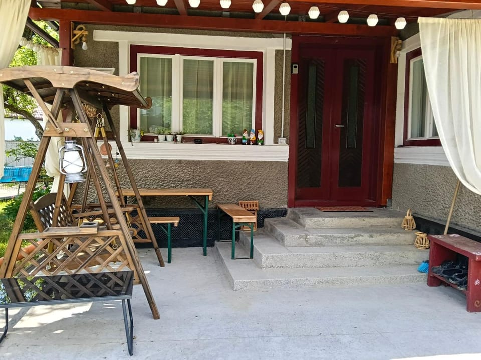 Property building, Garden, Balcony/Terrace