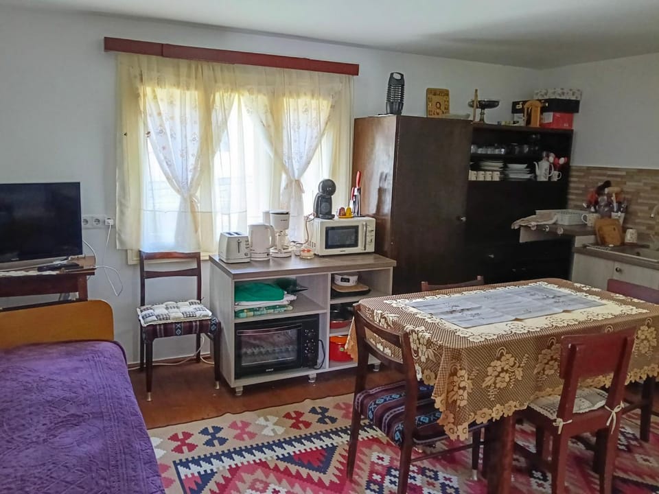 TV and multimedia, Coffee/tea facilities, Kitchen or kitchenette, microwave, oven