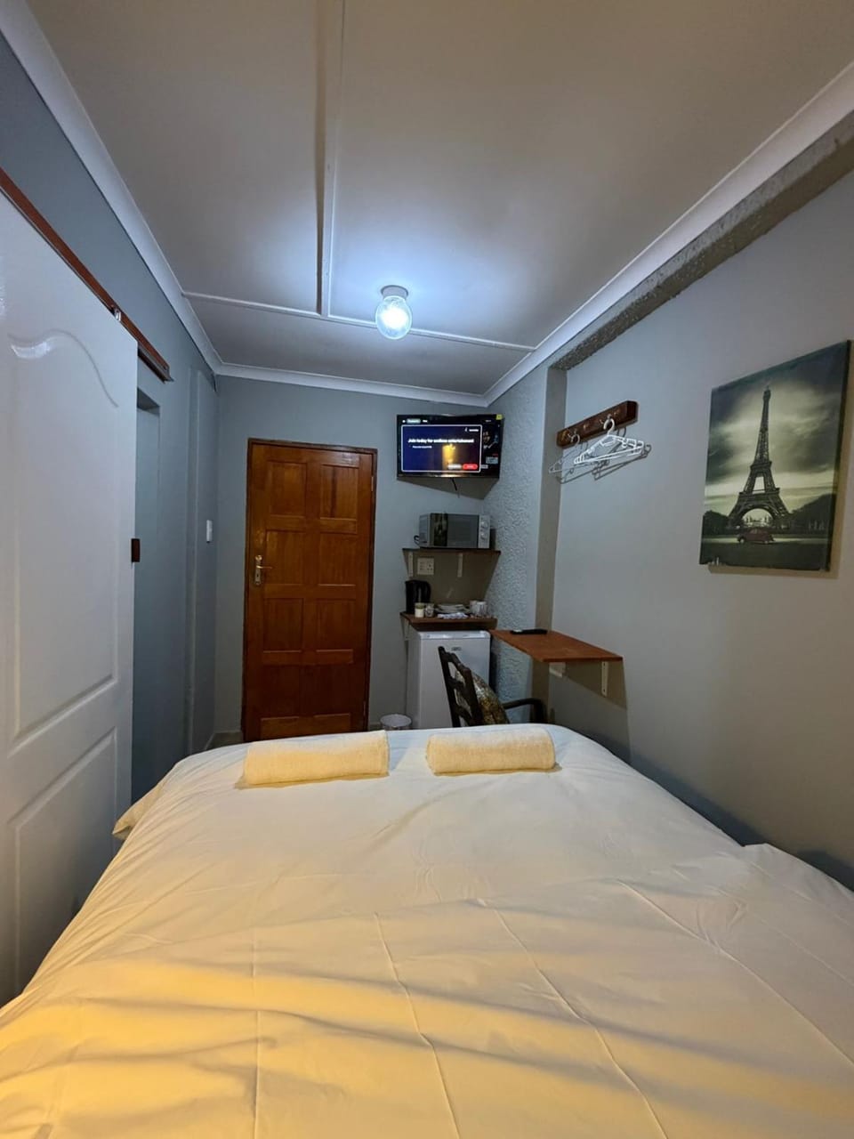 Bed, TV and multimedia, Kitchen or kitchenette, Photo of the whole room, Bedroom