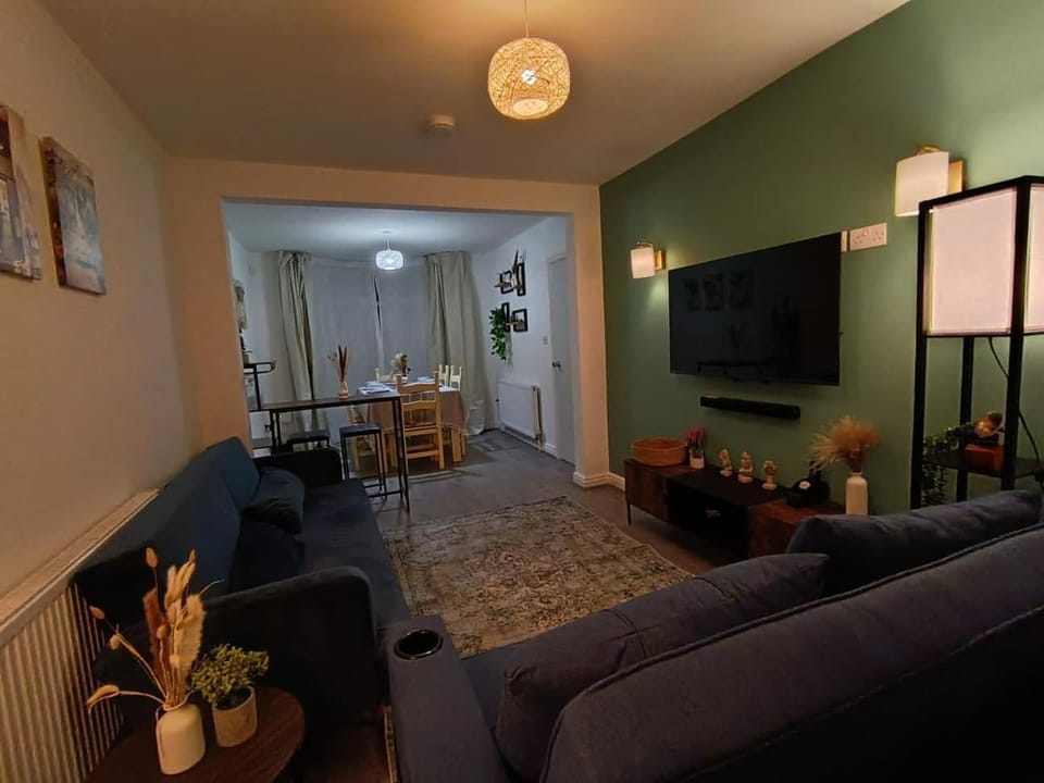 Stylish 3BR Home Near NEC & Airport, Sleeps 6 House in Solihull
