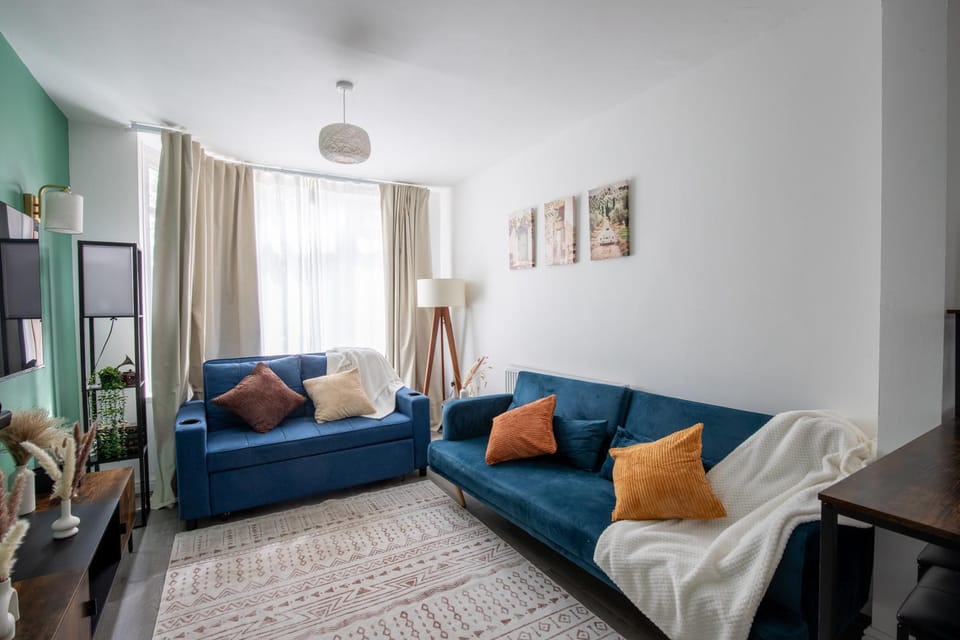 Stylish 3BR Home Near NEC & Airport, Sleeps 6 House in Solihull