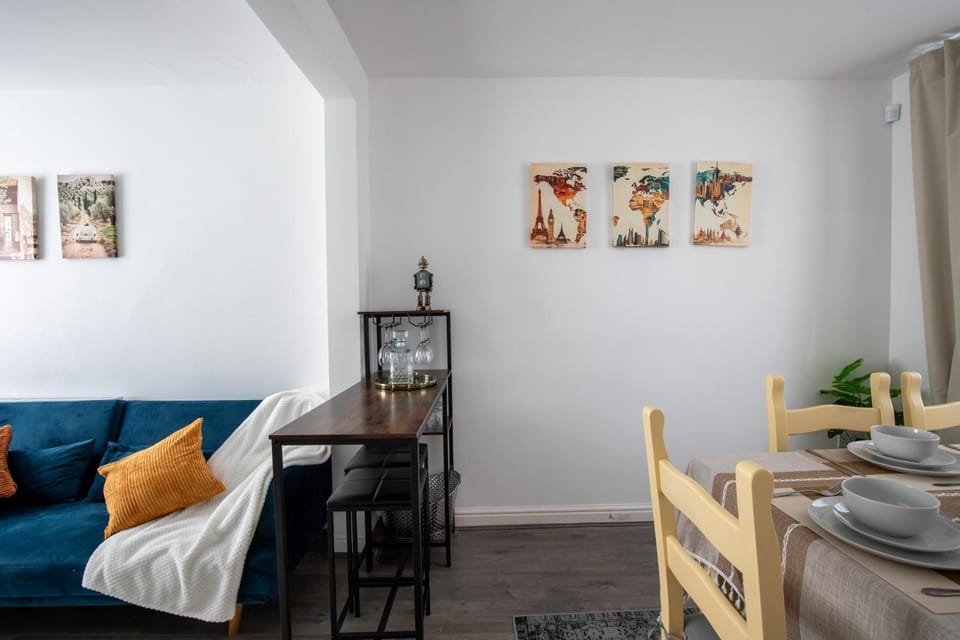 Stylish 3BR Home Near NEC & Airport, Sleeps 6 House in Solihull