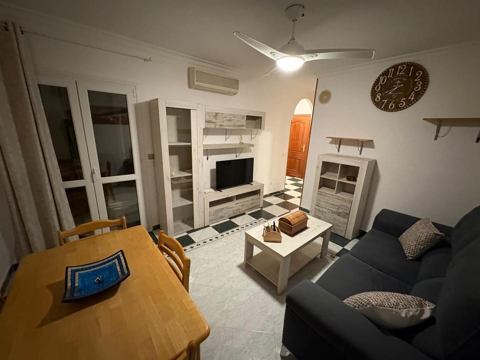 Communal lounge/ TV room, air conditioner