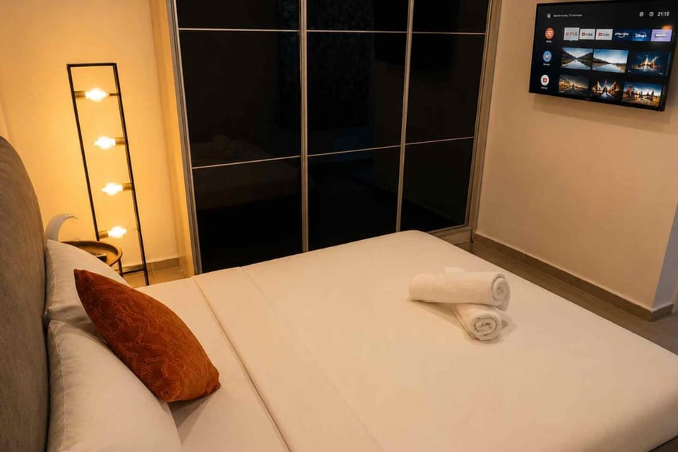 Bed, TV and multimedia, Bedroom, towels