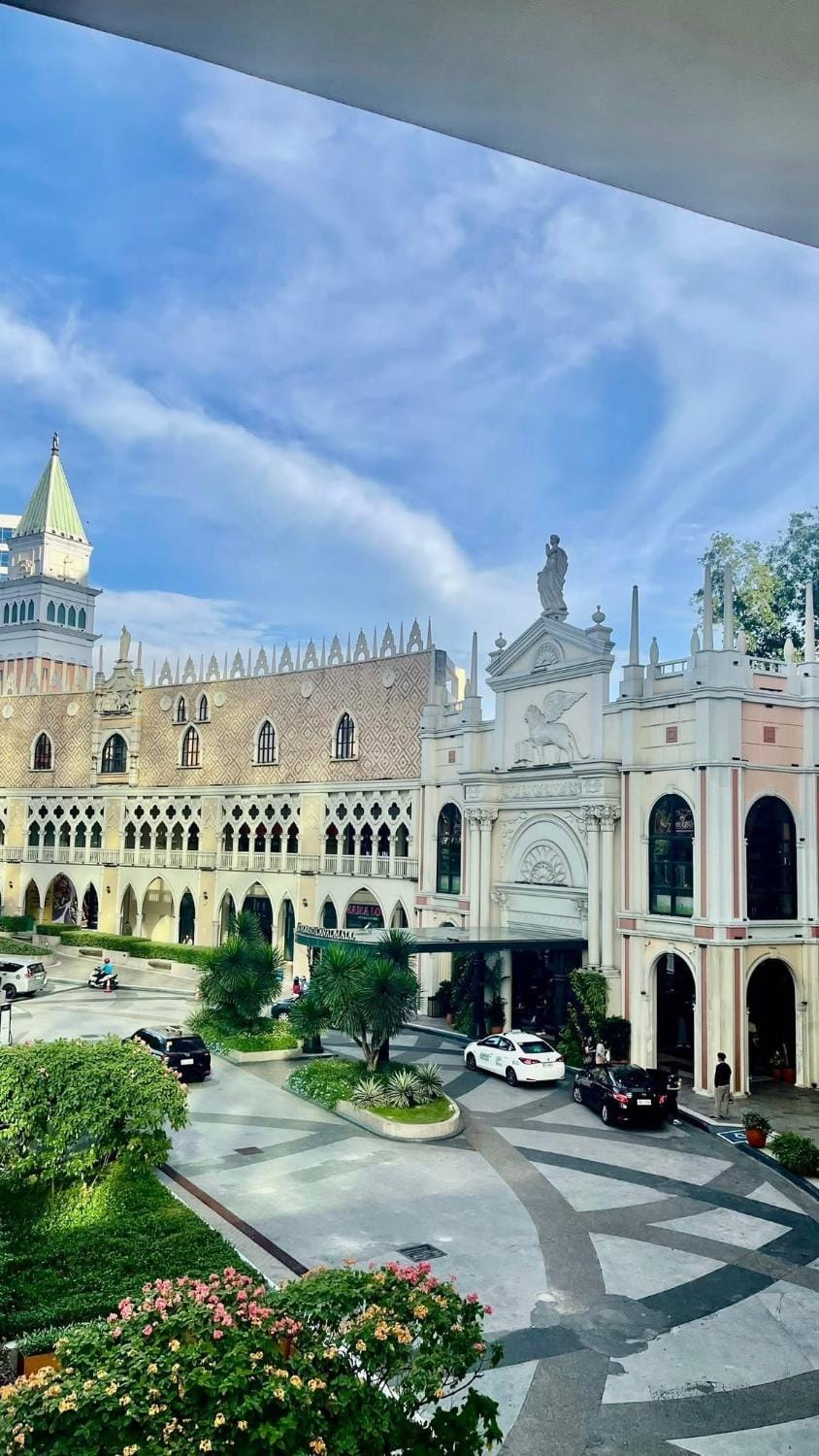 1BR Venice Grand Canal BGC Luxe Stay Apartment hotel in Makati