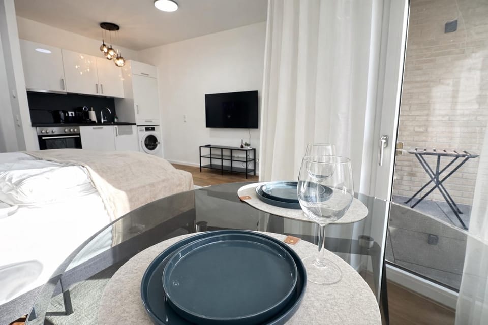 Bed, TV and multimedia, Kitchen or kitchenette, Living room, Photo of the whole room, Seating area, Dining area, Bedroom
