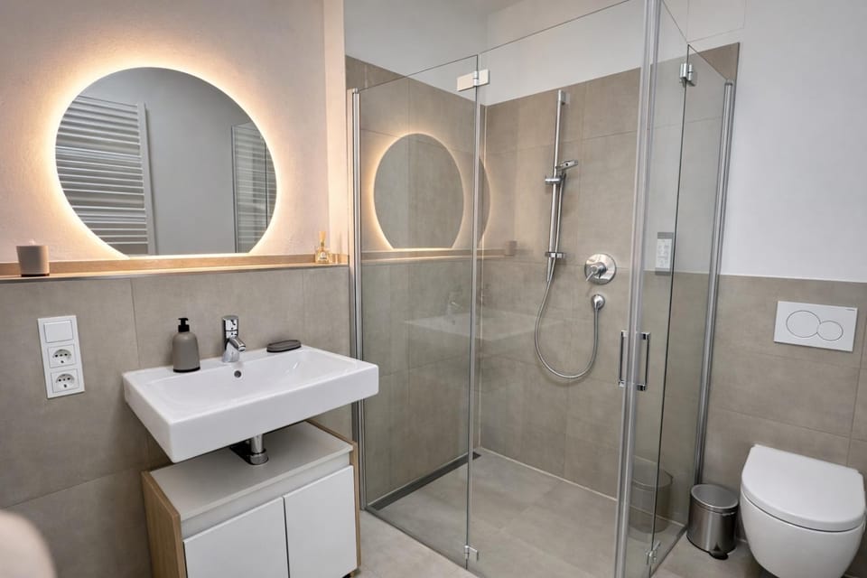Shower, Toilet, Bathroom, towels