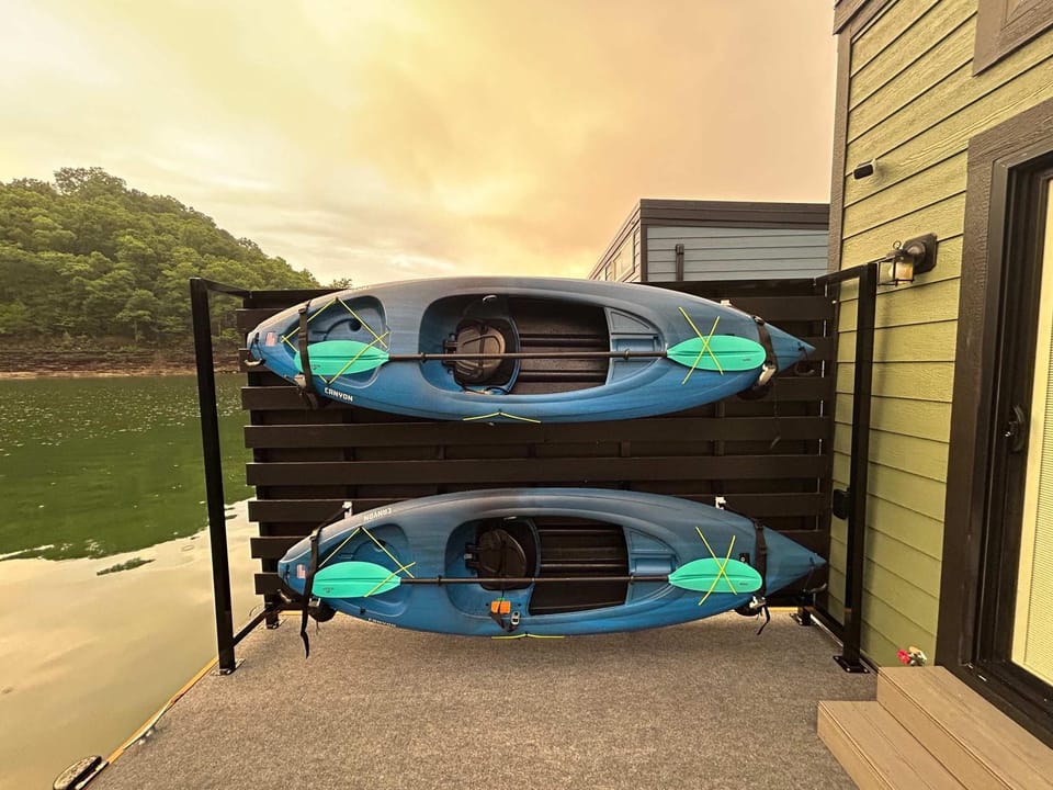 THE Lily Pad - Floating Lake House with Private Dock House in Lake Cumberland