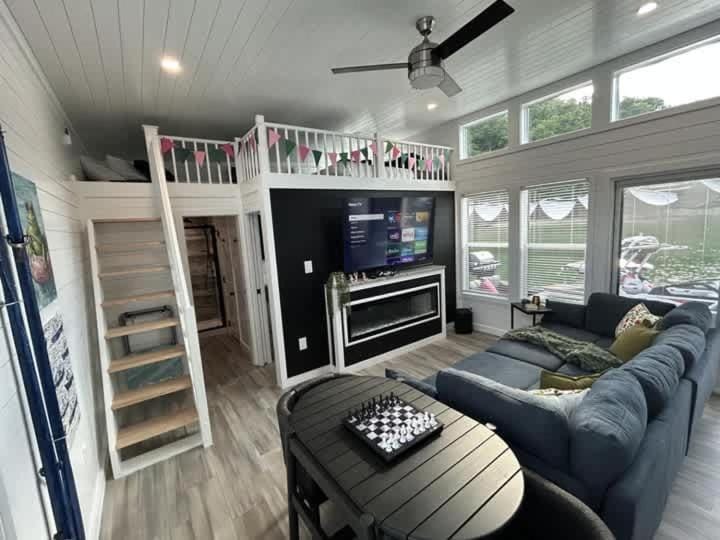 THE Lily Pad - Floating Lake House with Private Dock House in Lake Cumberland
