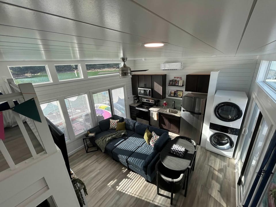 THE Lily Pad - Floating Lake House with Private Dock House in Lake Cumberland