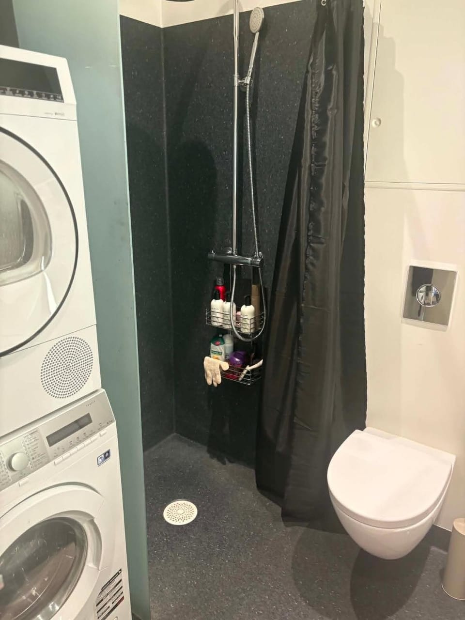 Shower, Toilet, Property building, Bathroom, towels, washing machine, dryer
