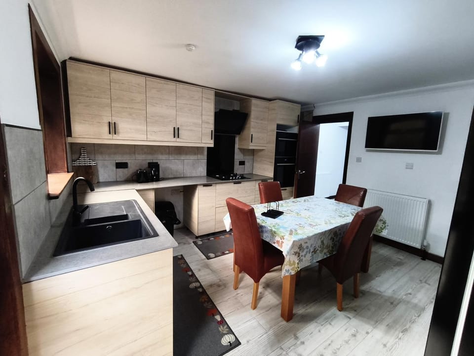 Pi-Garden house - 4 double bedrooms - Free optic fibre WIFI and parking House in Glasgow
